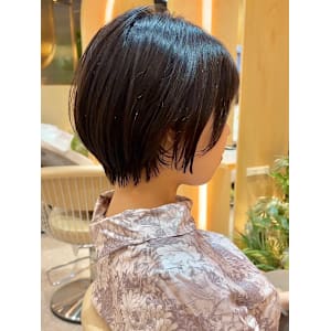 大人ショートマッシュ　顔周りレイヤー　暗髪グレージュ　30代