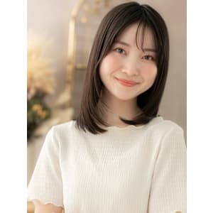 内巻きレイヤーカット黒髪ナチュラルミディ　くすみベージュ