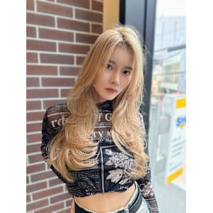 海外レイヤー　韓国ヘア　ホワイトブロンド　ホワイトベージュ