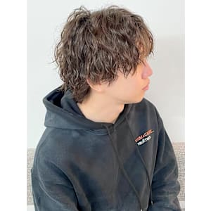 波巻きパーマ　ウルフマッシュ　ベージュカラー　ミディアムヘア