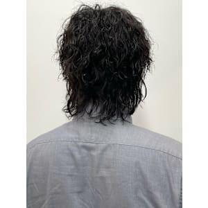 波巻きパーマ　ミディアムウルフ　束感スタイリング　カジュアル