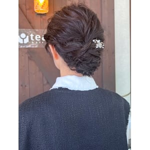 アップスタイル　ルーズシニヨン　編み込み　結婚式アレンジ