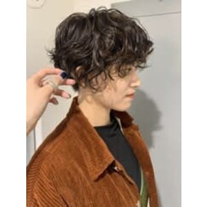 根本からしっかりカールの効いたショートパーマ♪