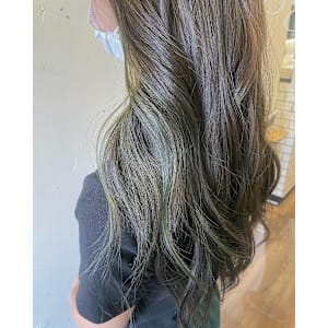 インナーオリーブグリーン×レイヤースタイル