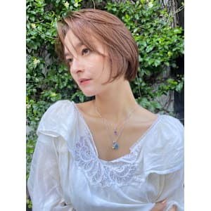 ネックラインが綺麗に！ボブレイヤー×ライトブラウン