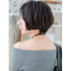 アシンメトリー黒髪耳かけミニボブショート　フェザーショート