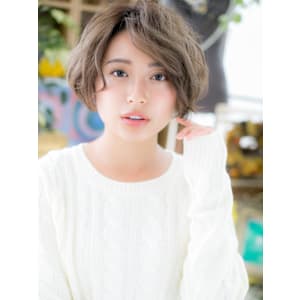 斜めバングハイライト小顔抜け感ショートボブ　細めハイライト