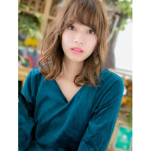 ショコラブラウン小顔ひし形レイヤーカット　くすみベージュ