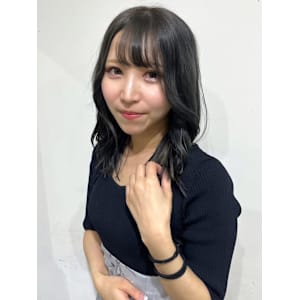 アッシュグレー　透明感カラー　韓国風巻き髪　小顔バング