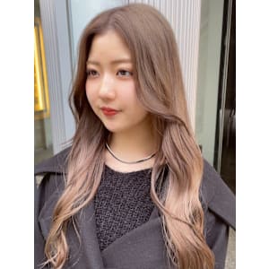 ゆる巻き　センターパート　顔周りアレンジ　ハニーベージュ