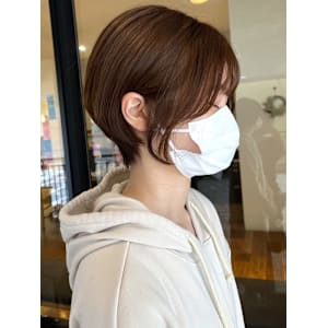 耳掛けレイヤーボブ　ハンサムショート　ベージュカラー