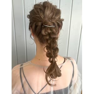 編み下ろしアレンジ　おくれ毛　ルーズ　アップスタイル