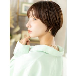 小顔ショートカットレイヤーヘルシースタイル　フェザーショート
