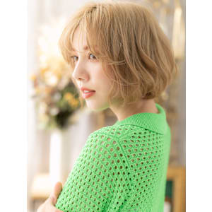 ナチュラルハイトーン前下がり小顔こなれボブ　ホワイトブロンド