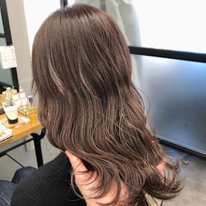 ラベンダーグレージュ/大人レイヤー波巻きウェーブくびれヘア