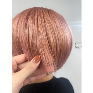 ペールピンク/ブロンドベージュ丸みショート重めマッシュ