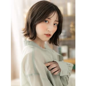 外ハネアッシュグレージュ小顔クセ毛風ボブ　韓国風巻き