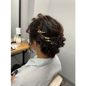 編み込みアップヘア金箔ヘアアレンジ