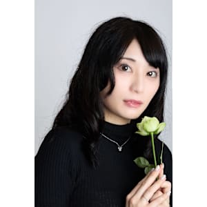 氷のような透明感と深い黒が際立つミディアムヘア