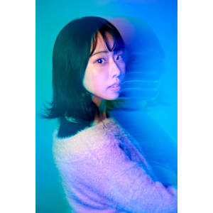 深みあるブルージュカラーとくびれヘアで、冬のオシャレを格上げ