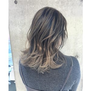 白髪ぼかしも◎デザインハイライトカラー