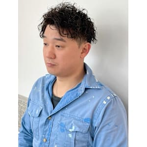 スパイラルパーマ　ツーブロックマッシュ　アップバング　30代