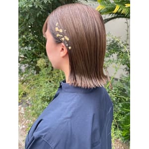 ミディアムヘア　タイトアレンジ　金箔　お呼ばれダウンスタイル