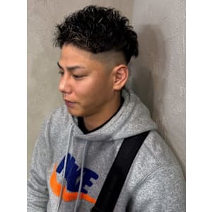 フェードカット　モヒカン　メッシュ　ナチュラルパーマ