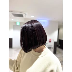 暗めブラウンの前下がりボブ