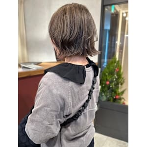 ショート アッシュベージュ 顔周りカット 20代30代