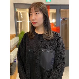 オリーブベージュ　透明感カラー　シースルーバング　顔周り