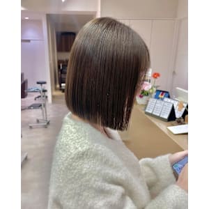 柔らかブラウンカラー×まとまるボブ×前髪あり×20代横浜