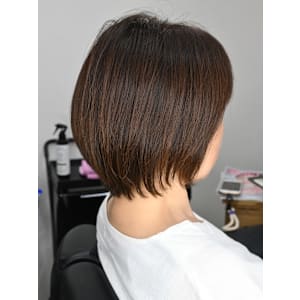 ステップボーンカットで軽やかスタイル