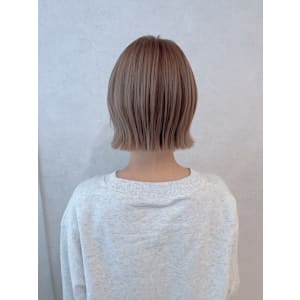 切りっぱなしボブ×ミルクティーベージュ