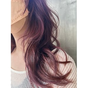 透け感ピンクで魅せる大人フェミニン