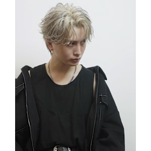 センターパート/ブロンド/フェザーパーマ