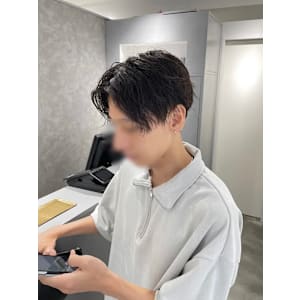 メンズパーマ／ソフトツイスト／センターパート／メンズ