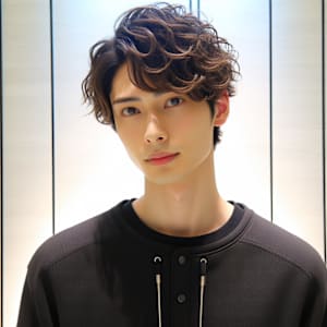 センターパートウルフカットツイストスパイラルパーマスーツ黒髪