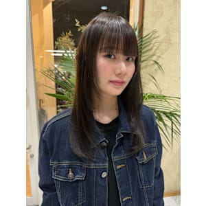 くすみベージュ×レイヤースタイル