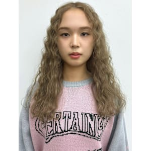 ミルクティーベージュ　ウェーブパーマ　ロング　外国人風