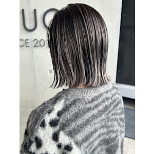 バレイヤージュ　切りっぱなしボブ　シルバーアッシュ　ブリーチ