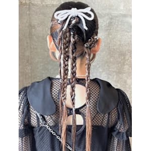 ヘアセット　三つ編み　ポニーテール　個性的　タイトアレンジ