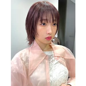 ピンクベージュ　ミニウルフ　マッシュショート　顔周りレイヤー