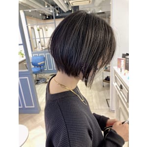 2025年明るめ秋冬カラーまるみショートヘアスタイル赤羽