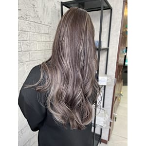 30.40代白髪ぼかしハイライトグレージュロング