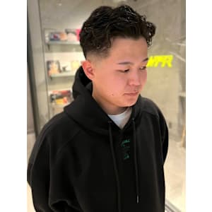 ツーブロック　波巻きスパイラルパーマ　束感　アップバング