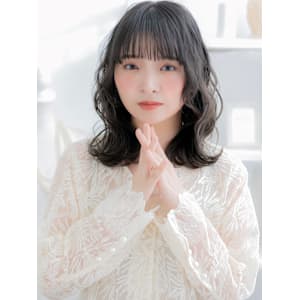 大人かわいい暗髪ミディアムレイヤーウルフフェイスフレーミング