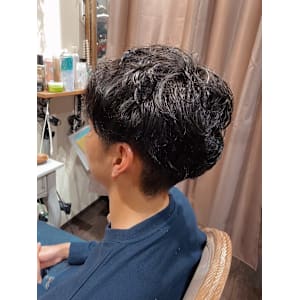 ハチ張り直毛さんの頭の形を綺麗にみせるパーマ