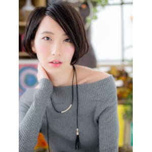 アシンメトリー黒髪耳かけミニボブショート　フェザーショート