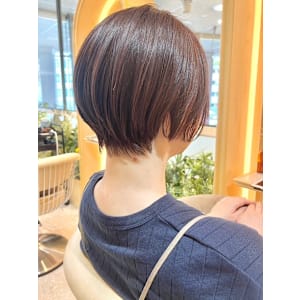 丸みショートボブ　ナチュラルベージュ　顔周りレイヤー